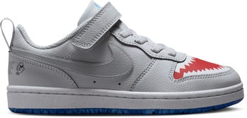 Graue Sneaker mit Hai-Zahn-Motiv und kleiner Figur.