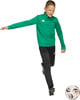 Junge in grünem Pullover und schwarzer Hose mit Fußball.