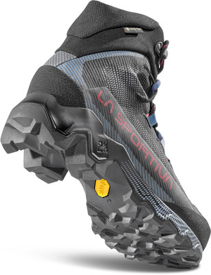 Schwarzer Wanderschuh mit rotem La Sportiva-Schriftzug und gelbem Vibram-Logo. Schwarzer Wanderschuh mit rotem La Sportiva-Schriftzug und gelbem Vibram-Logo.
