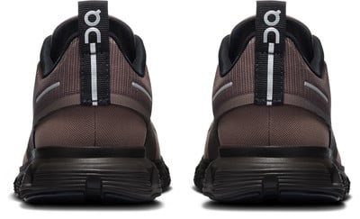Rückansicht von braunen Sportschuhen mit schwarzer Sohle und Logo.
