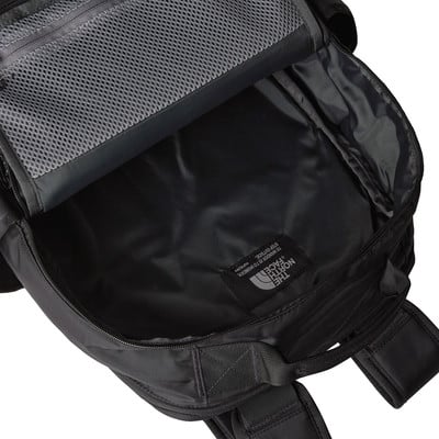 Das Innere eines schwarzen Rucksacks von The North Face mit Logo und Schriftzug. Das Innere eines schwarzen Rucksacks von The North Face mit Logo und Schriftzug.