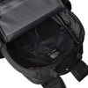 Das Innere eines schwarzen Rucksacks von The North Face mit Logo und Schriftzug.