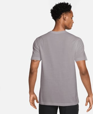 Ein Mann in einem grauen kurzärmeligen T-Shirt, von hinten gesehen. Ein Mann in einem grauen kurzärmeligen T-Shirt, von hinten gesehen.