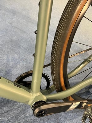 Detail eines Fahrradrahmens mit Kurbel und Hinterrad. Detail eines Fahrradrahmens mit Kurbel und Hinterrad.