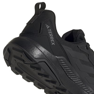 Az Adidas Terrex fekete túracipő részlete márkajelzéssel. Az Adidas Terrex fekete túracipő részlete márkajelzéssel.