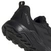 Az Adidas Terrex fekete túracipő részlete márkajelzéssel.
