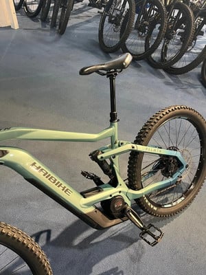 Grünes Haibike Mountain-E-Bike mit Federung und ALLMTN-Schriftzug.