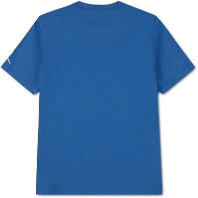 Blaues T-Shirt mit kurzen Ärmeln und Logo auf dem linken Ärmel. Blaues T-Shirt mit kurzen Ärmeln und Logo auf dem linken Ärmel.