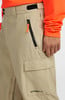Detail einer beigen Herrenhose von O'Neill mit Cargotasche und Reißverschluss.