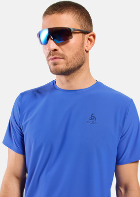 Ein Mann in einem blauen T-Shirt und einer Sportbrille mit Odlo-Logo.