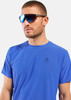 Ein Mann in einem blauen T-Shirt und einer Sportbrille mit Odlo-Logo.
