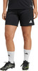 Schwarzer Sportanzug mit weißen Adidas-Logos und Fußballschuhen.