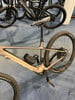 Ein Orbea Mountain-E-Bike mit Dämpfern und Federung auf blauem Teppich.