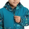 Ein Kind schließt eine blaue Jacke mit winterlichem Aufdruck.