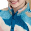 Detailaufnahme des Kragens und der Knopfleiste einer bunten Fleecejacke.