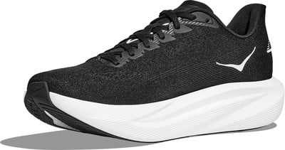 Schwarze Hoka Laufschuhe mit weißer Sohle und Logo. Schwarze Hoka Laufschuhe mit weißer Sohle und Logo.