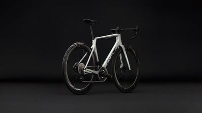 Modernes weißes Rennrad mit schwarzen Rädern auf dunklem Hintergrund. Modernes weißes Rennrad mit schwarzen Rädern auf dunklem Hintergrund.