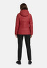 Rückansicht einer Frau in einer roten Steppjacke mit Kapuze und schwarzen Hosen.