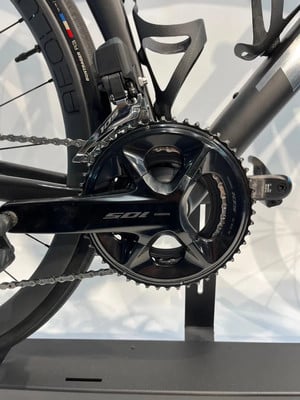 Detail des Shimano 105 Schaltwerks und der Kette eines Rennrads.