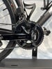 Detail des Shimano 105 Schaltwerks und der Kette eines Rennrads.