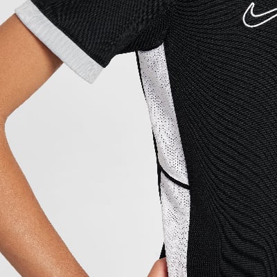 Detail eines Nike-T-Shirts mit weißem Logo und seitlichen Mesh-Einsätzen.