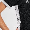 Detail eines Nike-T-Shirts mit weißem Logo und seitlichen Mesh-Einsätzen.