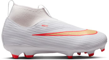 Weiße Nike Fußballschuhe mit rot-goldenem Swoosh und roten Stollen.