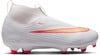 Weiße Nike Fußballschuhe mit rot-goldenem Swoosh und roten Stollen.