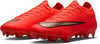 Vorderansicht eines Paares leuchtend roter Fußballschuhe mit einem bronzefarbenen Streifen.