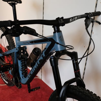 Ein Ghost Mountainbike mit Federung und Flaschenhalter. Ein Ghost Mountainbike mit Federung und Flaschenhalter.