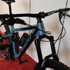 Ein Ghost Mountainbike mit Federung und Flaschenhalter.
