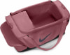 Eine rosafarbene Nike Sporttasche mit großem Logo und offenem Fach.