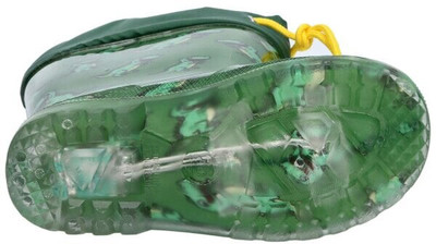 Transparente Sohle grüner Gummistiefel mit Dino-Aufdruck und gelbem Kordelzug. Transparente Sohle grüner Gummistiefel mit Dino-Aufdruck und gelbem Kordelzug.