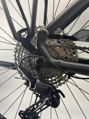 Shimano Deore Schaltwerk am Fahrrad mit Kassette.
