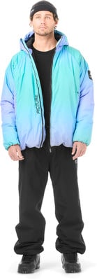 Ein Mann in schwarzer Mütze und bunter Jacke mit dem Aufdruck PICTURE.
