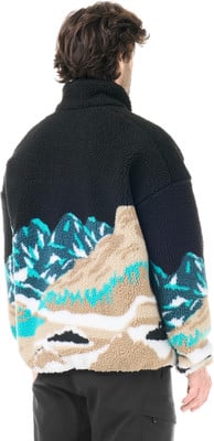 Schwarze Fleecejacke mit Berg- und Schneemuster. Schwarze Fleecejacke mit Berg- und Schneemuster.
