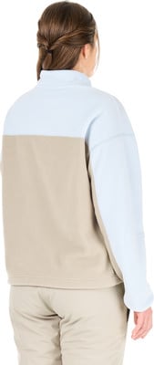 Mädchen im beige-hellblauen Fleece-Pullover mit Zopf.