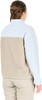 Mädchen im beige-hellblauen Fleece-Pullover mit Zopf.