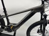 Detail des Rahmens eines dunkelgrauen E-Bikes mit Gabel und Vorderrad.