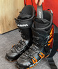 Scarpa Skischuhe mit orangefarbenen Schnallen und schwarzem Innenschuh.