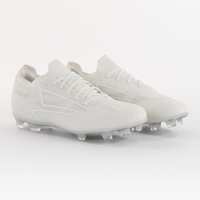Weiße Fußballschuhe von JAKO mit transparenten Stollen. Weiße Fußballschuhe von JAKO mit transparenten Stollen.