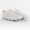 Weiße Fußballschuhe von JAKO mit transparenten Stollen.