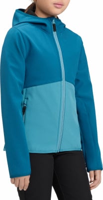 Mädchen in einer blau-türkisfarbenen Jacke mit Reißverschluss und Kapuze. Mädchen in einer blau-türkisfarbenen Jacke mit Reißverschluss und Kapuze.