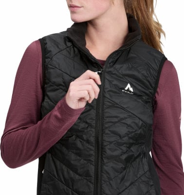 Schwarze Steppweste für Damen mit McKinley-Logo auf der Brust. Schwarze Steppweste für Damen mit McKinley-Logo auf der Brust.