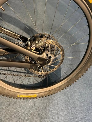 Hinterrad eines Mountainbikes mit Scheibenbremse und Continental-Aufschrift. Hinterrad eines Mountainbikes mit Scheibenbremse und Continental-Aufschrift.