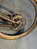 Hinterrad eines Mountainbikes mit Scheibenbremse und Continental-Aufschrift.