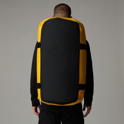 Ein Mann mit einem großen gelben Rucksack auf dem Rücken, von hinten gesehen. Ein Mann mit einem großen gelben Rucksack auf dem Rücken, von hinten gesehen.
