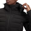 Detail einer Damen-Winterjacke aus schwarzem Daunenmaterial mit hohem Kragen.
