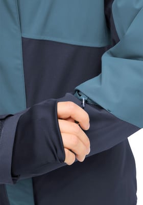 Ärmeldetail einer Jacke mit Daumenloch und Lüftungsreißverschluss. Ärmeldetail einer Jacke mit Daumenloch und Lüftungsreißverschluss.