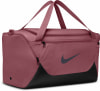 Eine rosafarbene Nike Sporttasche mit schwarzem Boden und Logo.
